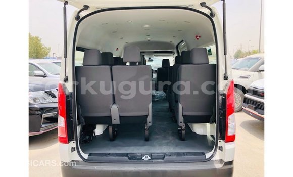 Acheter Import Voiture Toyota Hiace Blanc à Import - Dubai, Bujumbura Acheter Import Voiture Toyota Hiace Blanc à Import - Dubai, Bujumbura