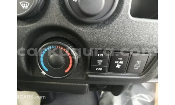 Acheter Import Voiture Toyota Hiace Blanc à Import - Dubai, Bujumbura Acheter Import Voiture Toyota Hiace Blanc à Import - Dubai, Bujumbura