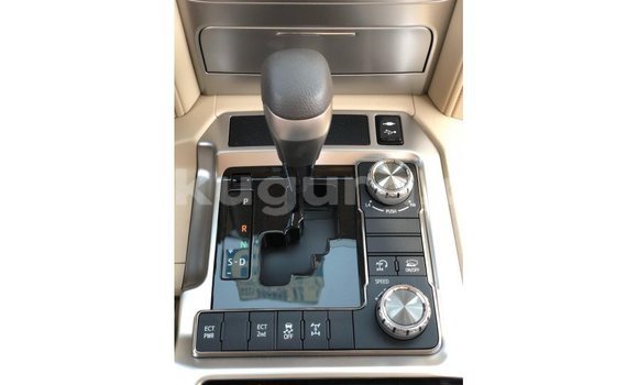 Acheter Import Voiture Toyota Land Cruiser Blanc à Import - Dubai, Bujumbura Acheter Import Voiture Toyota Land Cruiser Blanc à Import - Dubai, Bujumbura