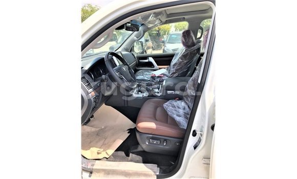 Buy Import Toyota Land Cruiser White Car in Import - Dubai in Bujumbura Buy Import Toyota Land Cruiser White Car in Import - Dubai in Bujumbura