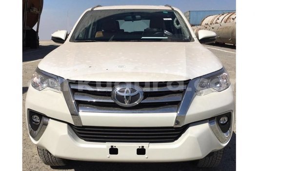 Acheter Import Voiture Toyota Fortuner Blanc à Import - Dubai, Bujumbura