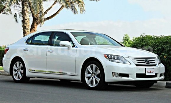Acheter Import Voiture Lexus LS Blanc à Import - Dubai, Bujumbura