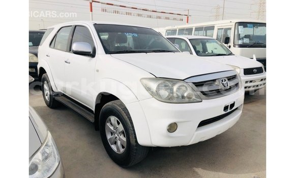 Acheter Import Voiture Toyota Fortuner Blanc à Import - Dubai, Bujumbura Acheter Import Voiture Toyota Fortuner Blanc à Import - Dubai, Bujumbura