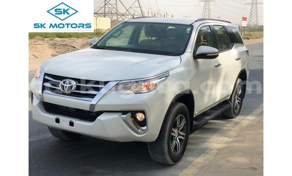 Acheter Import Voiture Toyota Fortuner Blanc à Import - Dubai, Bujumbura