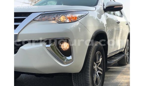 Acheter Import Voiture Toyota Fortuner Blanc à Import - Dubai, Bujumbura Acheter Import Voiture Toyota Fortuner Blanc à Import - Dubai, Bujumbura