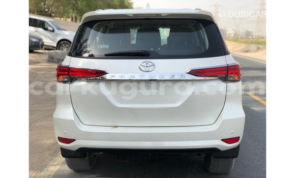 Acheter Import Voiture Toyota Fortuner Blanc à Import - Dubai, Bujumbura Acheter Import Voiture Toyota Fortuner Blanc à Import - Dubai, Bujumbura