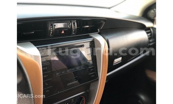 Acheter Import Voiture Toyota Fortuner Blanc à Import - Dubai, Bujumbura Acheter Import Voiture Toyota Fortuner Blanc à Import - Dubai, Bujumbura