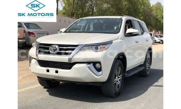 Acheter Import Voiture Toyota Fortuner Blanc à Import - Dubai, Bujumbura