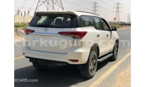 Acheter Import Voiture Toyota Fortuner Blanc à Import - Dubai, Bujumbura Acheter Import Voiture Toyota Fortuner Blanc à Import - Dubai, Bujumbura