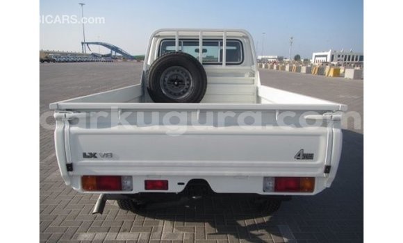 Nunua Imported Toyota Land Cruiser Nyeupe Gari ndani ya Import - Dubai nchini Bujumbura Nunua Imported Toyota Land Cruiser Nyeupe Gari ndani ya Import - Dubai nchini Bujumbura