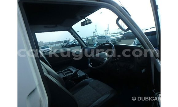 Acheter Import Voiture Nissan Caravan Blanc à Import - Dubai, Bujumbura Acheter Import Voiture Nissan Caravan Blanc à Import - Dubai, Bujumbura