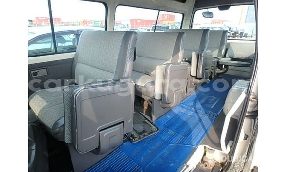 Acheter Import Voiture Nissan Caravan Blanc à Import - Dubai, Bujumbura Acheter Import Voiture Nissan Caravan Blanc à Import - Dubai, Bujumbura