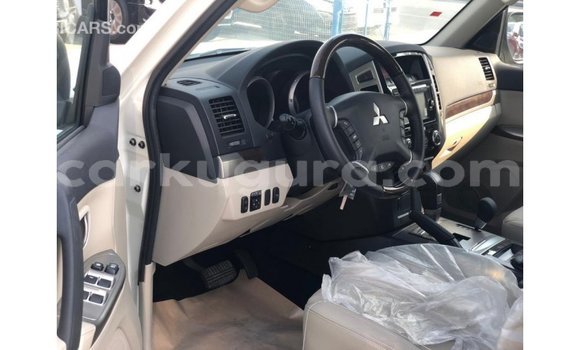 Nunua Imported Mitsubishi Pajero Nyeusi Gari ndani ya Import - Dubai nchini Bujumbura Nunua Imported Mitsubishi Pajero Nyeusi Gari ndani ya Import - Dubai nchini Bujumbura