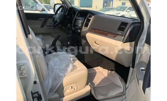 Nunua Imported Mitsubishi Pajero Nyeusi Gari ndani ya Import - Dubai nchini Bujumbura Nunua Imported Mitsubishi Pajero Nyeusi Gari ndani ya Import - Dubai nchini Bujumbura