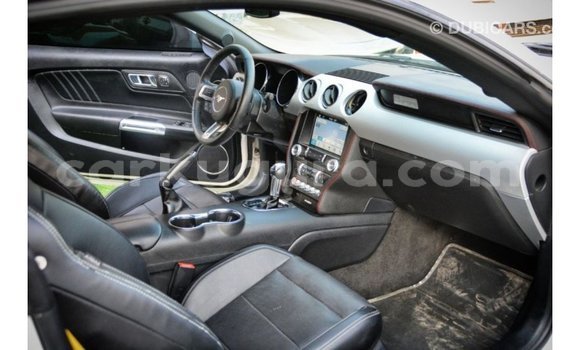 Acheter Import Voiture Ford Mustang Blanc à Import - Dubai, Bujumbura Acheter Import Voiture Ford Mustang Blanc à Import - Dubai, Bujumbura