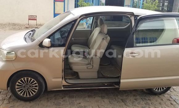 Nunua Ilio tumika Toyota Porte Beige Gari ndani ya Bujumbura nchini Bujumbura Nunua Ilio tumika Toyota Porte Beige Gari ndani ya Bujumbura nchini Bujumbura