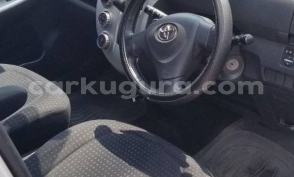 Nunua Ilio tumika Toyota Ractis Fedha Gari ndani ya Bujumbura nchini Bujumbura Nunua Ilio tumika Toyota Ractis Fedha Gari ndani ya Bujumbura nchini Bujumbura