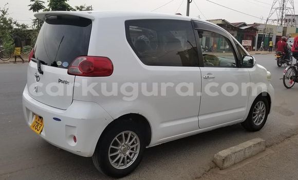 Acheter Occasion Voiture Toyota Porte Blanc à Bujumbura, Bujumbura Acheter Occasion Voiture Toyota Porte Blanc à Bujumbura, Bujumbura