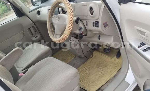 Acheter Occasion Voiture Toyota Porte Blanc à Bujumbura, Bujumbura Acheter Occasion Voiture Toyota Porte Blanc à Bujumbura, Bujumbura