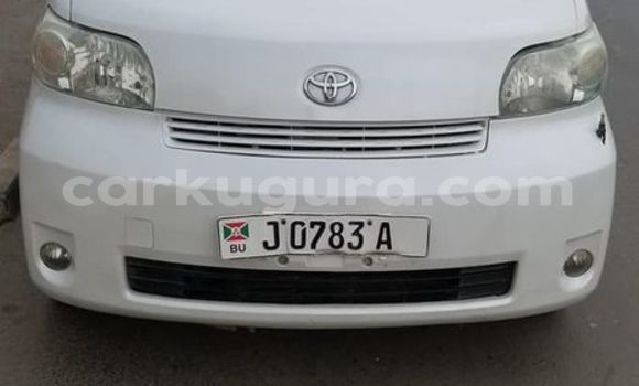 Acheter Occasion Voiture Toyota Porte Blanc à Bujumbura, Bujumbura Acheter Occasion Voiture Toyota Porte Blanc à Bujumbura, Bujumbura