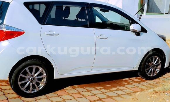 Nunua Ilio tumika Toyota Avalon Nyeupe Gari ndani ya Bujumbura nchini Bujumbura
