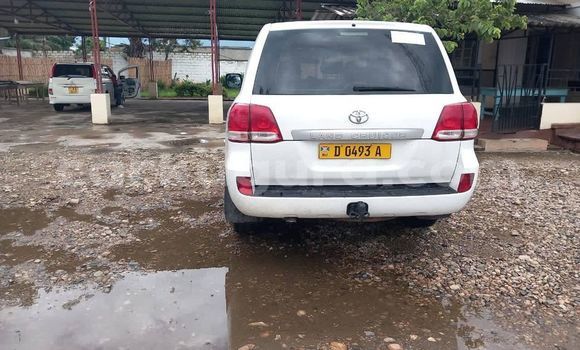 Buy Used Toyota Hiluxe VIGO White Car in Bujumbura in Bujumbura Buy Used Toyota Hiluxe VIGO White Car in Bujumbura in Bujumbura