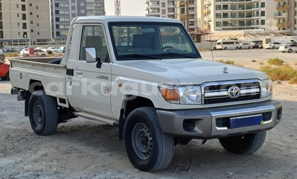 Nunua Ilio tumika Toyota Land Cruiser Nyeupe Gari ndani ya Gitega nchini Burundi Nunua Ilio tumika Toyota Land Cruiser Nyeupe Gari ndani ya Gitega nchini Burundi