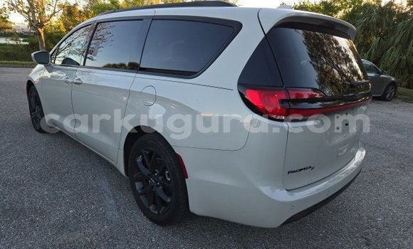 Nunua Ilio tumika Chrysler Pacifica Nyeupe Gari ndani ya Gitega nchini Burundi Nunua Ilio tumika Chrysler Pacifica Nyeupe Gari ndani ya Gitega nchini Burundi