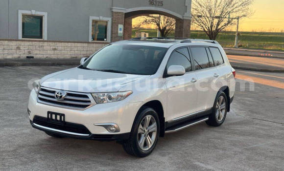 Nunua Ilio tumika Toyota Highlander Nyeupe Gari ndani ya Gitega nchini Burundi Nunua Ilio tumika Toyota Highlander Nyeupe Gari ndani ya Gitega nchini Burundi