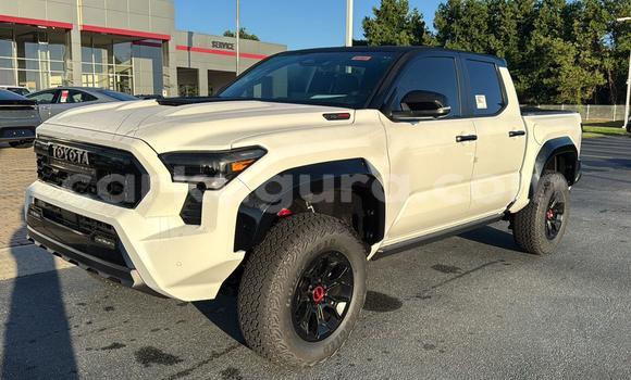 Nunua Ilio tumika Toyota Tacoma Nyeupe Gari ndani ya Gitega nchini Burundi