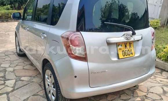 Acheter Occasion Voiture Toyota Sienta Blanc à Gitega, Burundi
