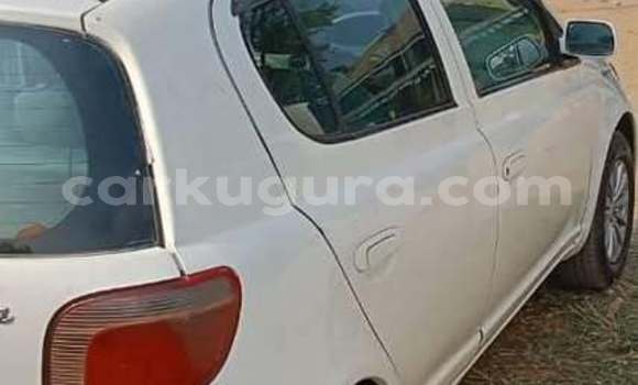 Acheter Occasion Voiture Toyota Vitz Blanc à Gitega, Burundi