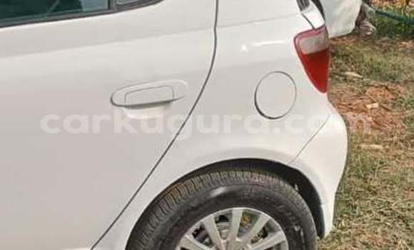 Acheter Occasion Voiture Toyota Vitz Blanc à Gitega, Burundi Acheter Occasion Voiture Toyota Vitz Blanc à Gitega, Burundi