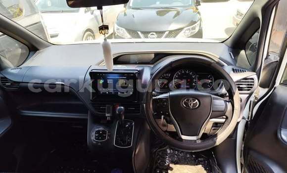 Acheter Occasion Voiture Toyota Voxy Blanc à Gitega, Burundi Acheter Occasion Voiture Toyota Voxy Blanc à Gitega, Burundi
