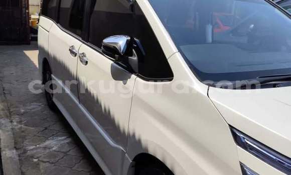 Acheter Occasion Voiture Toyota Voxy Blanc à Gitega, Burundi Acheter Occasion Voiture Toyota Voxy Blanc à Gitega, Burundi