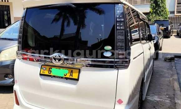 Acheter Occasion Voiture Toyota Voxy Blanc à Gitega, Burundi Acheter Occasion Voiture Toyota Voxy Blanc à Gitega, Burundi