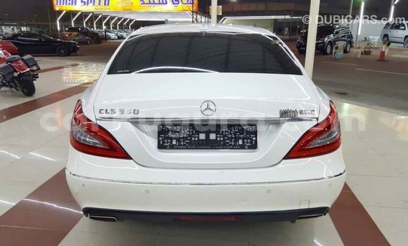 Nunua Imported Mercedes-Benz 190 (W201) Nyeupe Gari ndani ya Import - Dubai nchini Bujumbura Nunua Imported Mercedes-Benz 190 (W201) Nyeupe Gari ndani ya Import - Dubai nchini Bujumbura