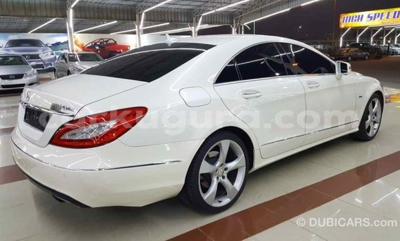 Nunua Imported Mercedes-Benz 190 (W201) Nyeupe Gari ndani ya Import - Dubai nchini Bujumbura Nunua Imported Mercedes-Benz 190 (W201) Nyeupe Gari ndani ya Import - Dubai nchini Bujumbura