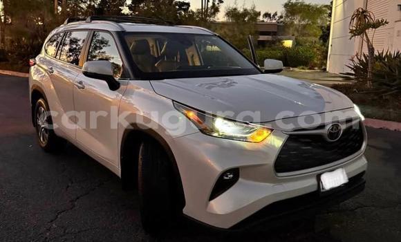 Acheter Occasion Voiture Toyota Highlander Blanc à Bujumbura, Bujumbura