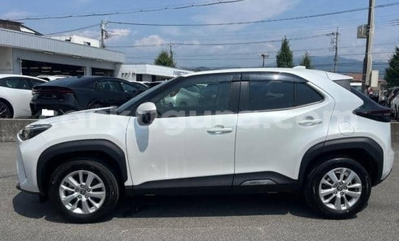 Buy Used Toyota Yaris White Car in Bujumbura in Bujumbura Buy Used Toyota Yaris White Car in Bujumbura in Bujumbura