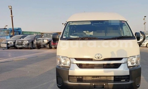 Buy Used Toyota Hiace White Car in Bujumbura in Bujumbura Buy Used Toyota Hiace White Car in Bujumbura in Bujumbura