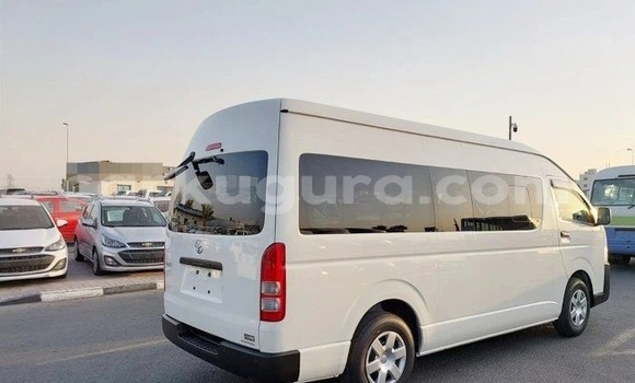 Buy Used Toyota Hiace White Car in Bujumbura in Bujumbura Buy Used Toyota Hiace White Car in Bujumbura in Bujumbura