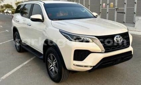 Acheter Occasion Voiture Toyota Fortuner Blanc à Bujumbura, Bujumbura