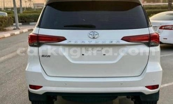Acheter Occasion Voiture Toyota Fortuner Blanc à Bujumbura, Bujumbura Acheter Occasion Voiture Toyota Fortuner Blanc à Bujumbura, Bujumbura