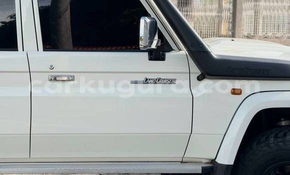 Nunua Ilio tumika Toyota Land Cruiser Nyeupe Gari ndani ya Bujumbura nchini Bujumbura Nunua Ilio tumika Toyota Land Cruiser Nyeupe Gari ndani ya Bujumbura nchini Bujumbura