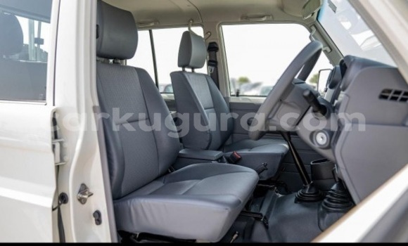 Nunua Ilio tumika Toyota Land Cruiser Nyeupe Gari ndani ya Bujumbura nchini Bujumbura Nunua Ilio tumika Toyota Land Cruiser Nyeupe Gari ndani ya Bujumbura nchini Bujumbura