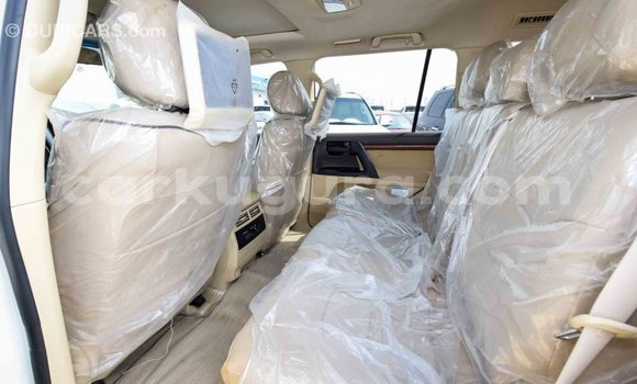 Nunua Imported Toyota Land Cruiser Nyeupe Gari ndani ya Import - Dubai nchini Bujumbura Nunua Imported Toyota Land Cruiser Nyeupe Gari ndani ya Import - Dubai nchini Bujumbura