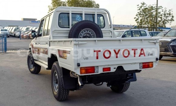 Nunua Imported Toyota Land Cruiser Nyeupe Gari ndani ya Import - Dubai nchini Bujumbura Nunua Imported Toyota Land Cruiser Nyeupe Gari ndani ya Import - Dubai nchini Bujumbura