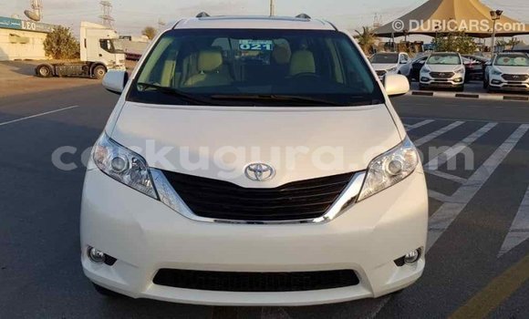 Acheter Import Voiture Toyota Sienna Blanc à Import - Dubai, Bujumbura Acheter Import Voiture Toyota Sienna Blanc à Import - Dubai, Bujumbura