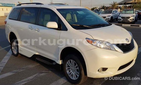 Acheter Import Voiture Toyota Sienna Blanc à Import - Dubai, Bujumbura Acheter Import Voiture Toyota Sienna Blanc à Import - Dubai, Bujumbura